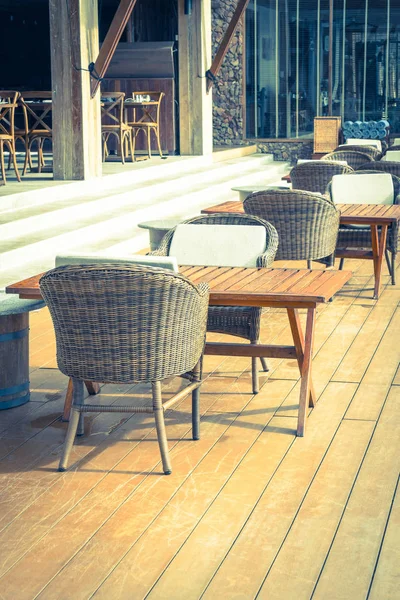 Boş sandalye ve masa açık veranda