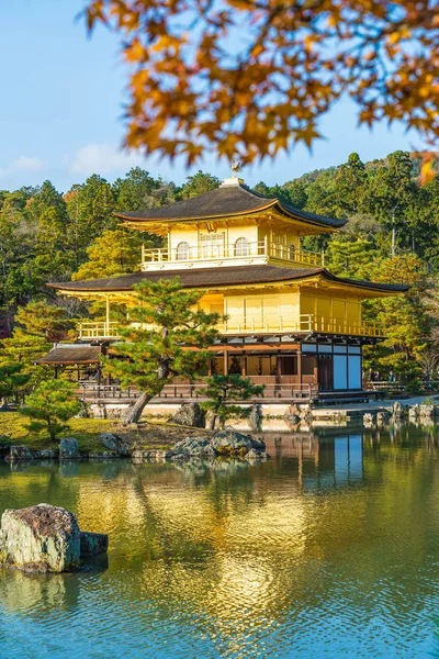 Piękna architektura w ogrodzie świątyni Kinkakuji (Złoty Pawilon) — Zdjęcie stockowe
