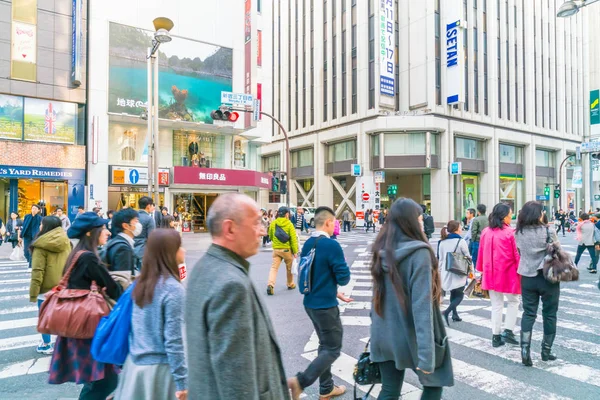 Tokyo, Japonya - 2016 Kasım 17: Shinjuku Tokyo'nın busine biridir