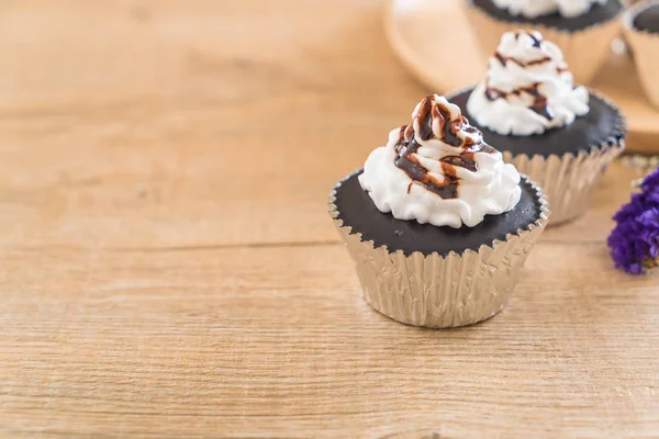 krem şanti ile çikolatalı kek