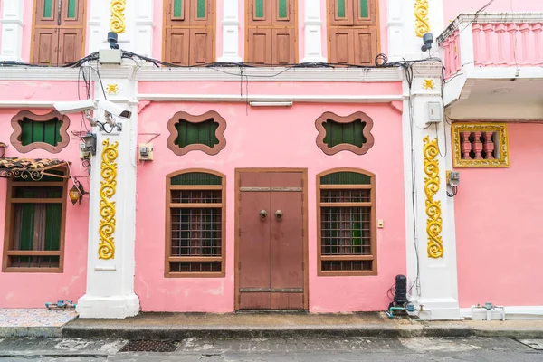 Chinesisch-portugiesische Architektur eines antiken Gebäudes in der Stadt Phuket. — Stockfoto