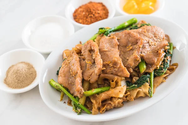 soya sosu ve domuz kızarmış noodle 