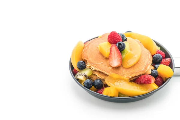 Pancake dengan buah campur (strawberry, blueberry, raspberry, m — Stok Foto