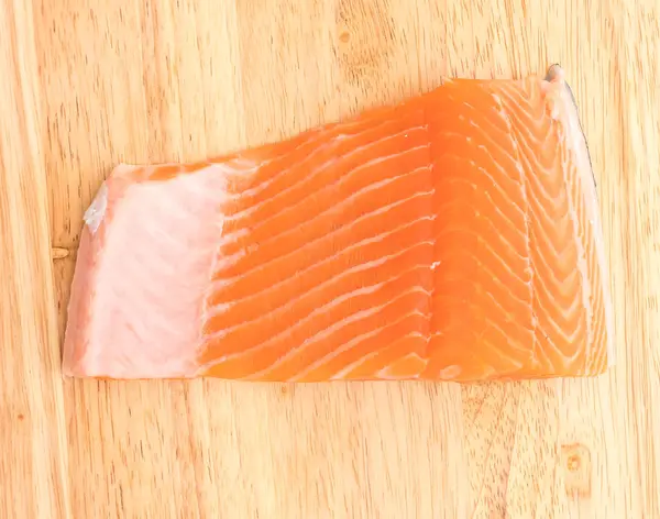 Verse zalm op een houten bord — Stockfoto