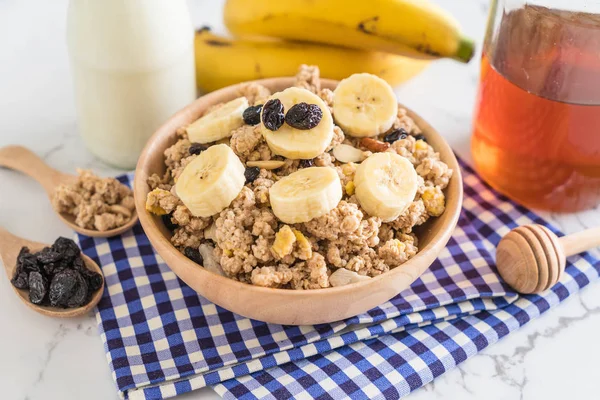 Granola muz, Kuru üzüm ve süt ile 