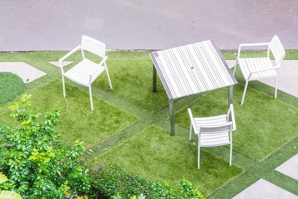 boş açık veranda sandalye