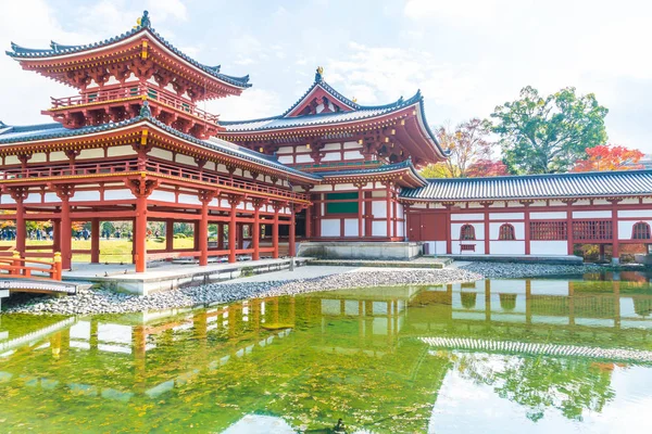 Güzel mimari Byodo içinde Kyoto tapınakta.