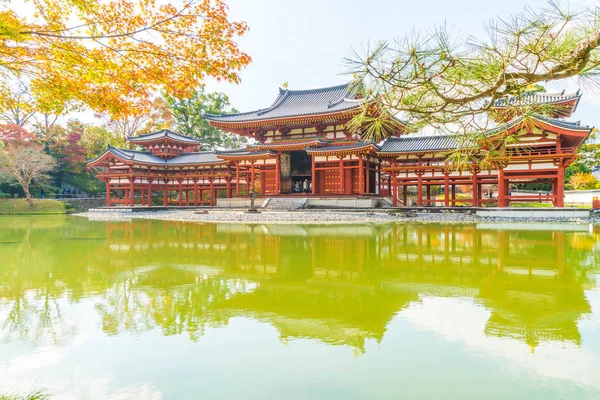 Güzel mimari Byodo içinde Kyoto tapınakta.