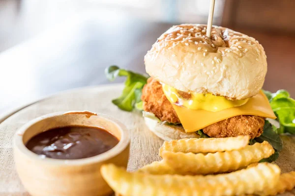 Peynirli hamburger ile kızarmış tavuk