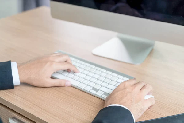 Close-up hand van zakenman met behulp van computer — Stockfoto