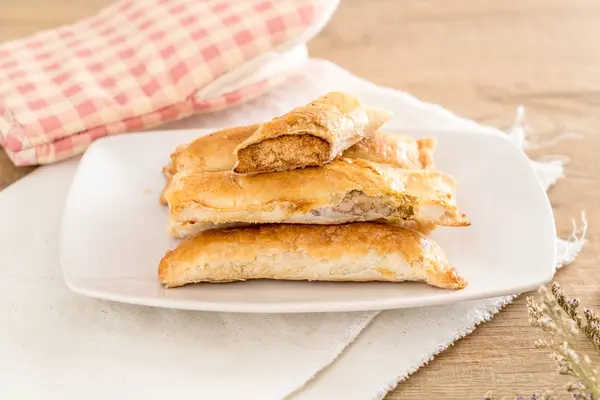 turta kurutulmuş rendelenmiş domuz ile sopa