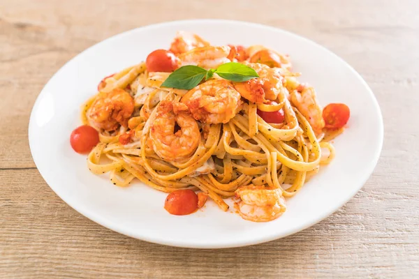 Spagetti karides, domates, fesleğen ve peynir ile 