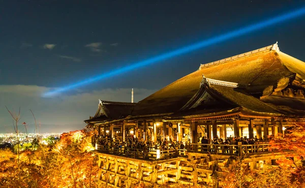 Sonbahar gece ışık saçtığını Kiyomizu-dera Tapınağı ve büyük vera