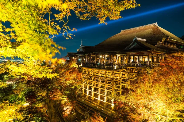 Sonbahar gece ışık saçtığını Kiyomizu-dera Tapınağı ve büyük vera — Stok fotoğraf
