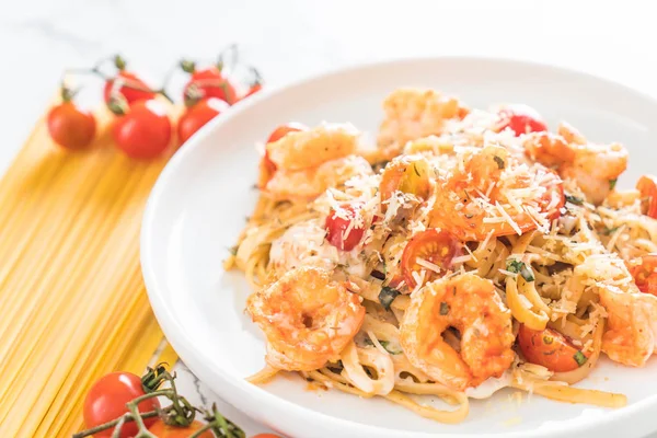 Spagetti karides, domates, fesleğen ve peynir ile 