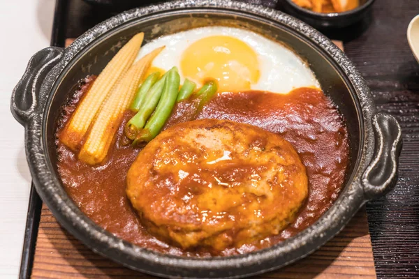 sıcak tabak kızarmış yumurta ile domuz eti burger 