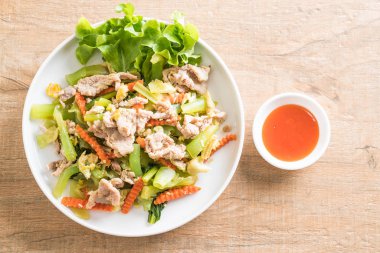 Tavada kızartılmış Shanghai Noodle domuz eti ile