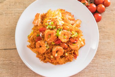 Kore baharatlı sos ve karides kızarmış pilav