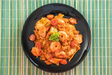 Kore baharatlı sos ve karides kızarmış pilav