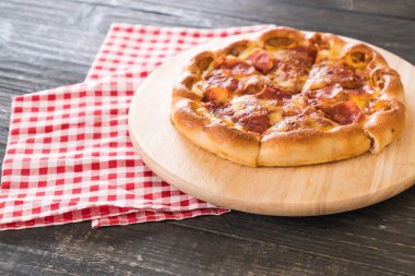 Ev yapımı biberli Pizza ahşap plaka üzerinde