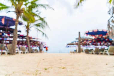 güzel hurma şemsiye ve deniz sandalyeye ile bulanıklık ve 