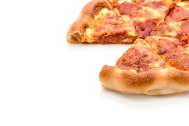 Beyaz zemin üzerine ev yapımı biberli Pizza 