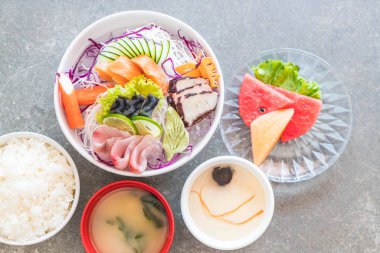 Karışık sashimi seti