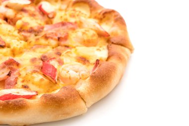 Beyaz arka plan üzerinde izole hawaiian deniz ürünleri pizza 