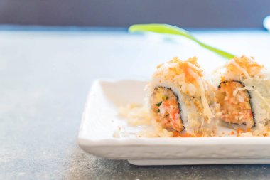 suşi roll maki tempura