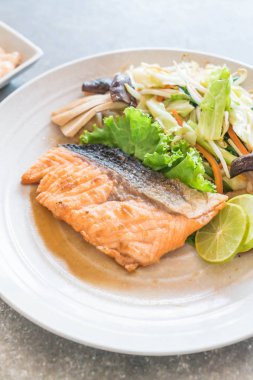 sebze ile kızarmış som balığı biftek