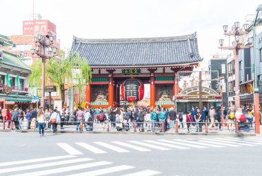 Tokyo, Japonya - 15 Kasım 2016: kalabalık insanlar için Buddh başlık