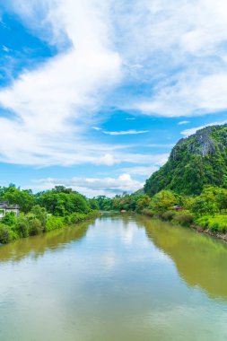 Vang Vieng, Laos nehirde Nam şarkı