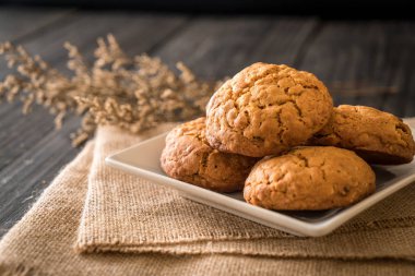 yulaf ezmesi kuru üzüm kurabiyeleri ahşap üzerine