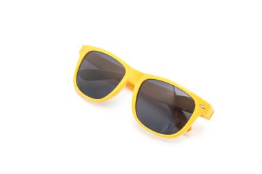 beyaz zemin üzerine sarı güneş gözlüğü