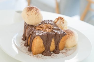 Bal tost vanilyalı dondurma ve çikolata ile