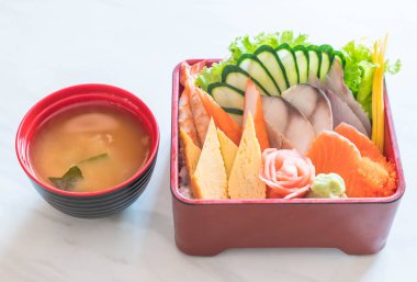 Pirinç bento kutusunda Ham taze sashimi