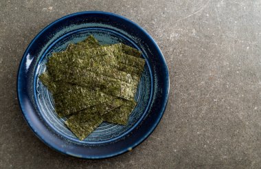 plaka üzerinde kurutulmuş yosun