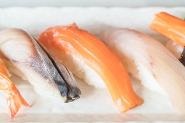 Ham ve taze nigiri suşi beyaz plaka 
