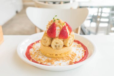 sıcak kek krem, çilek, muz ve tanımlama bilgisi ile harap 