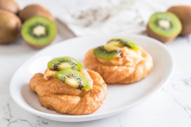 kivi tart plaka üzerinde