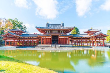 Güzel mimari Byodo içinde Kyoto tapınakta.