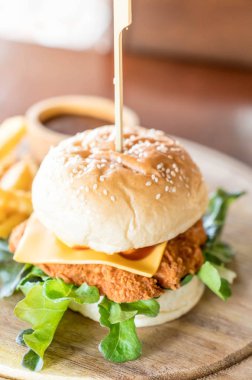 Peynirli hamburger ile kızarmış tavuk