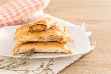 turta kurutulmuş rendelenmiş domuz ile sopa