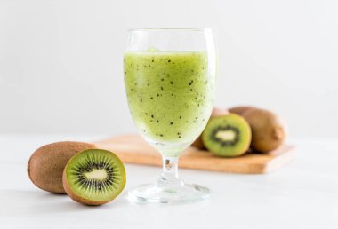 Sağlıklı taze kivi smoothie cam