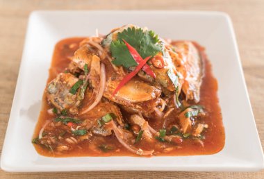 Baharatlı uskumru salatası