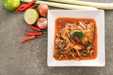 Baharatlı uskumru salatası