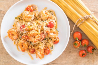 Spagetti karides, domates, fesleğen ve peynir ile 