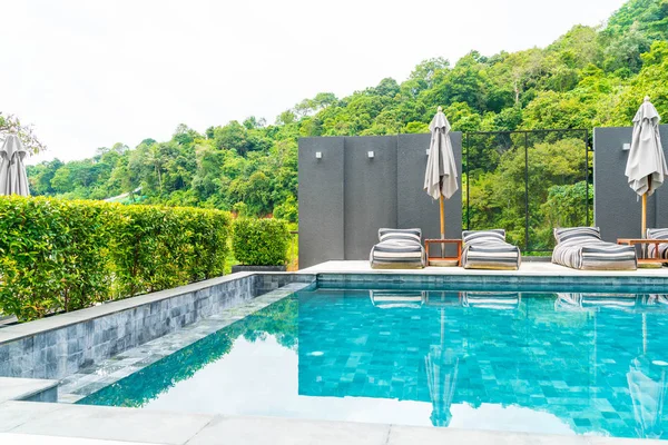 Güzel lüks otel havuzu resort yüzme havuzunda 