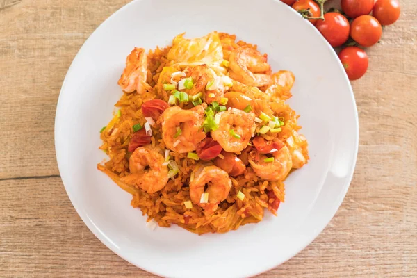 Kore baharatlı sos ve karides kızarmış pilav