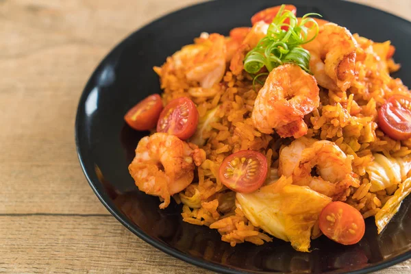 Kore baharatlı sos ve karides kızarmış pilav